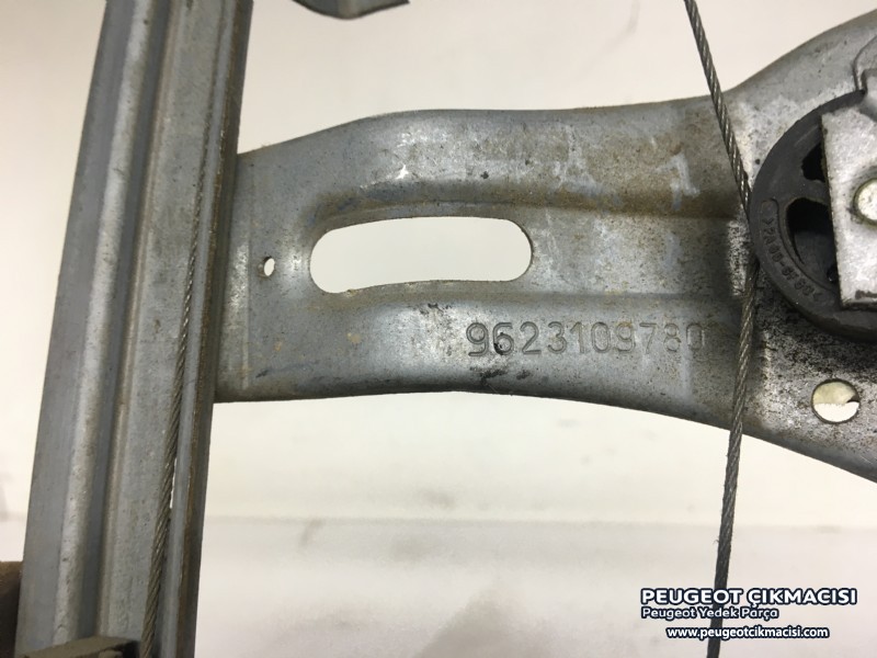 PEUGEOT 206 CAM KRİKOSU SAĞ ARKA PEUGEOT 206 CAM KRİKOSU SAĞ ARKA