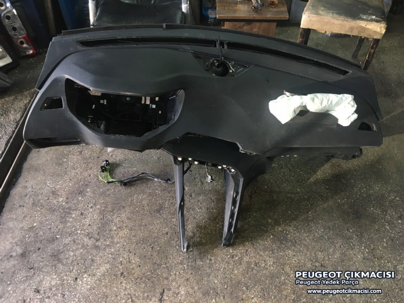 PEUGEOT 3008 P84E PATLAK TORPİDO ÖN GÖĞÜS 